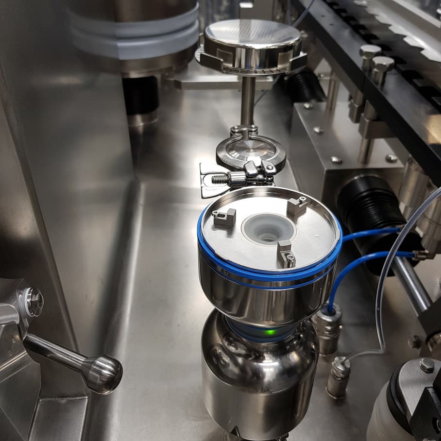 Mikrobiologisk luftprovtagare FS100 installerad i isolator – precision och tillförlitlighet