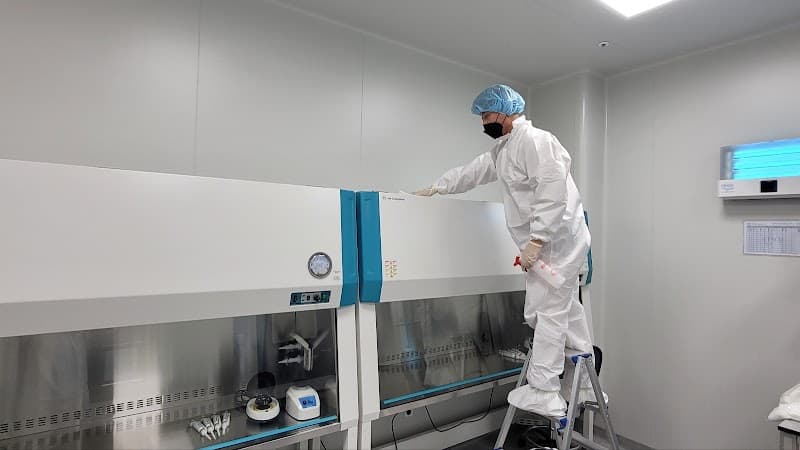 Mobil installation – tekniker med portabel partikelräknare vid LAF-bänk i renrum