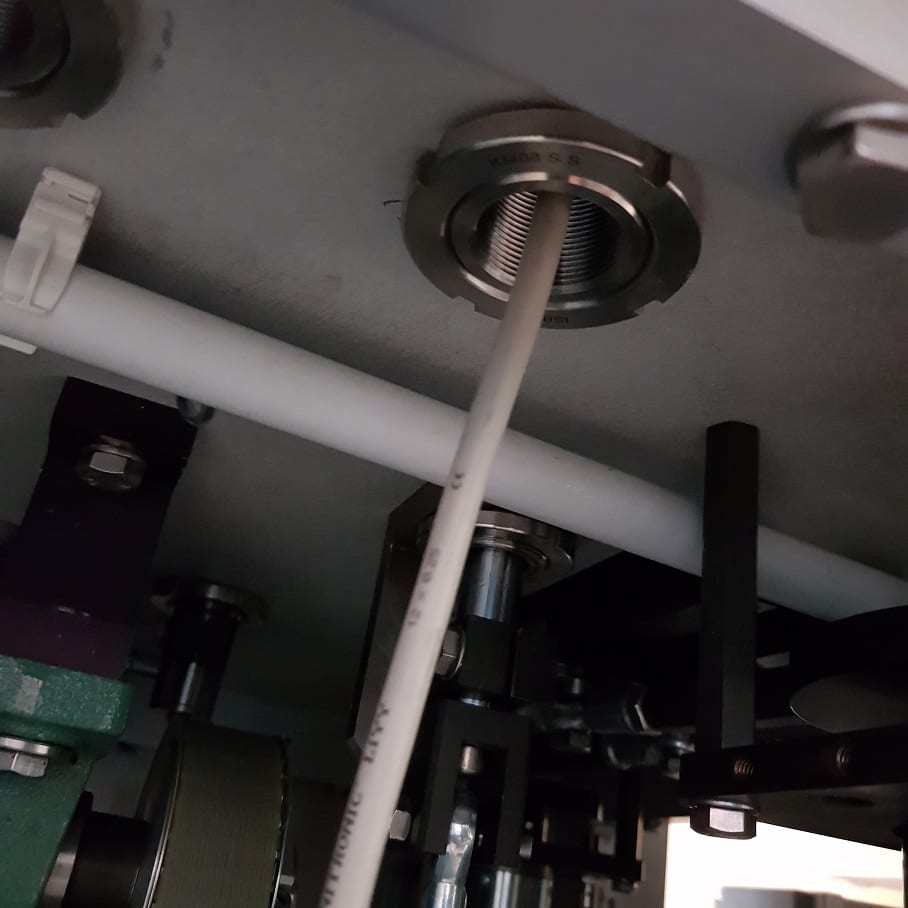 Kabelgenomföring i rostfritt stål för fast installation i isolatorvägg